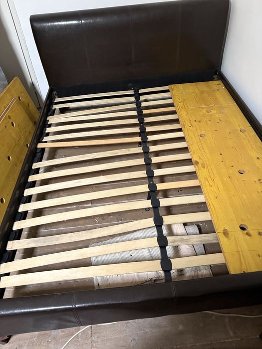 Estrutura de cama com estrado e mesas de cabeceira