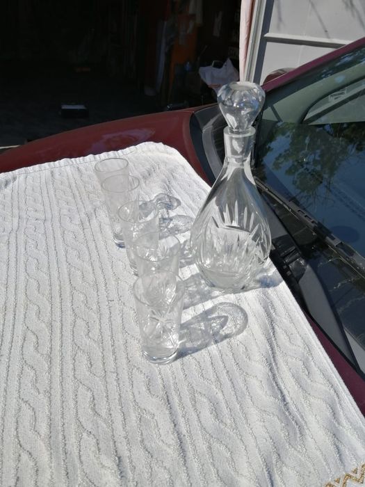 Хрустальный набор : графин и 5 рюмок.