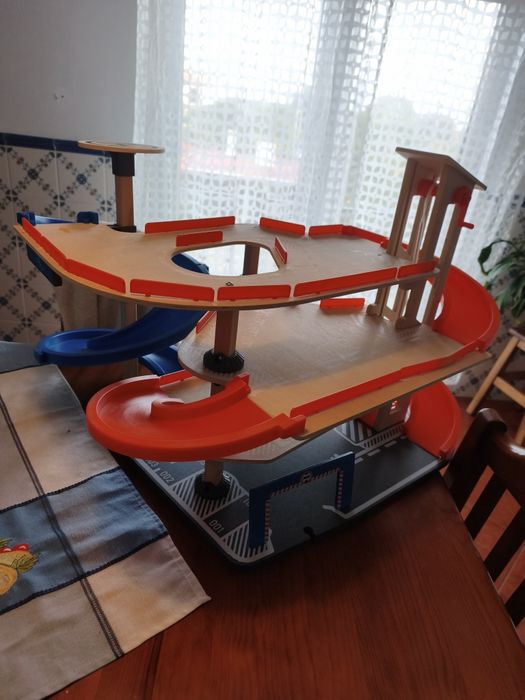 Pista de carrinhos em madeira