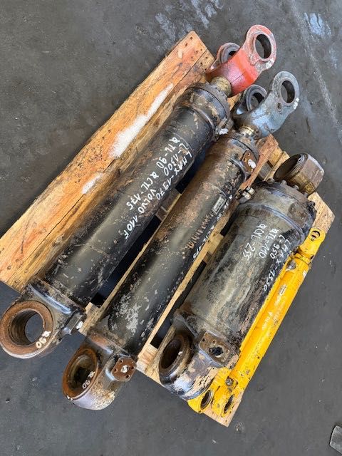 Volvo L 110 F/L120F USED HYDRAULIC CYLINDER komplqetbsiłowników do ładowarki