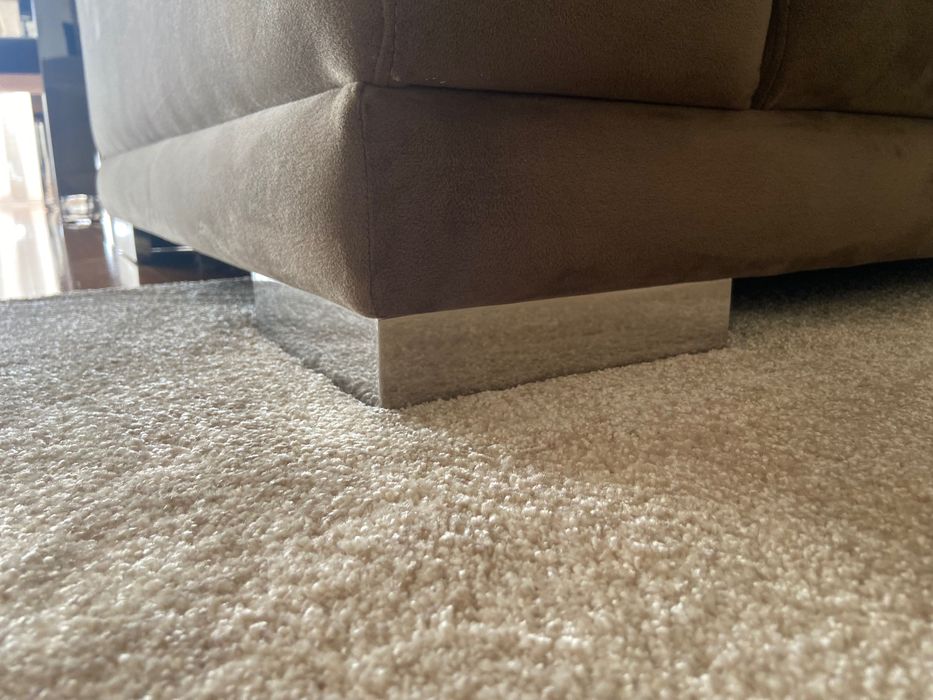 Sofá em tecido e pés em inox