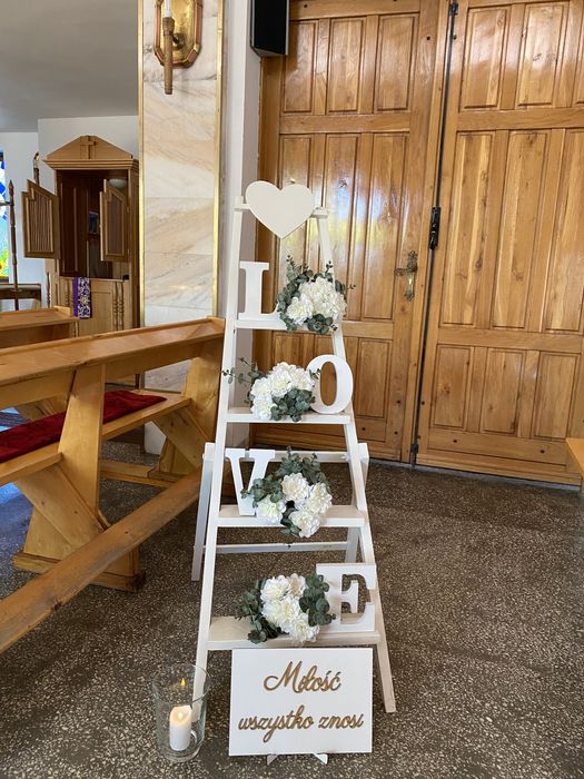 Slub kościół wesele  dekoracja lampiony tiule hymn miłości