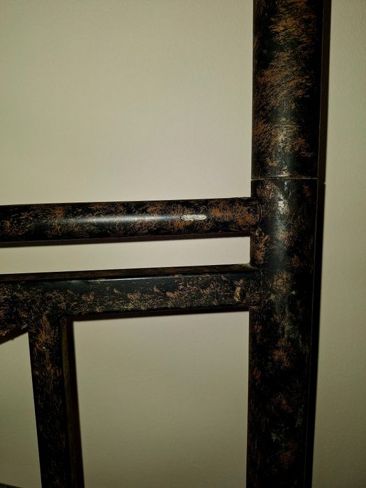 Cama de ferro forjado com dossel em preto e bronze + estrado