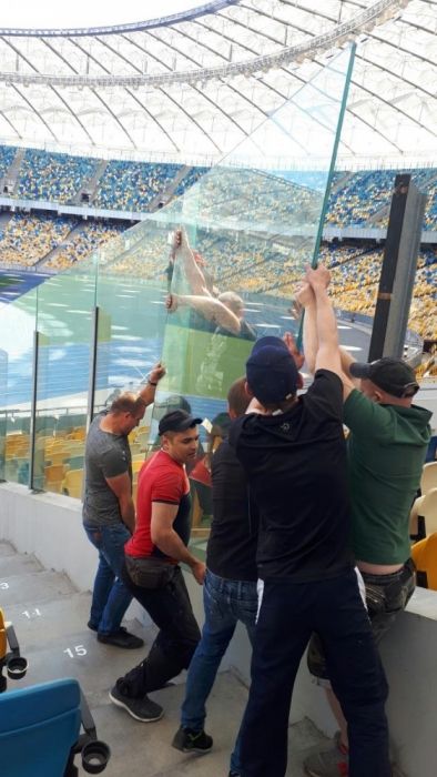 Разгрузим стекло. Занести зеркало. Грузчики