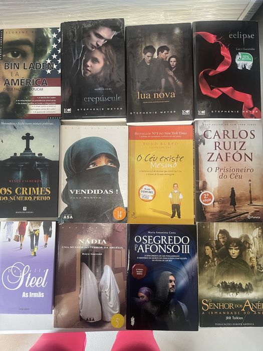 25 livros variados.