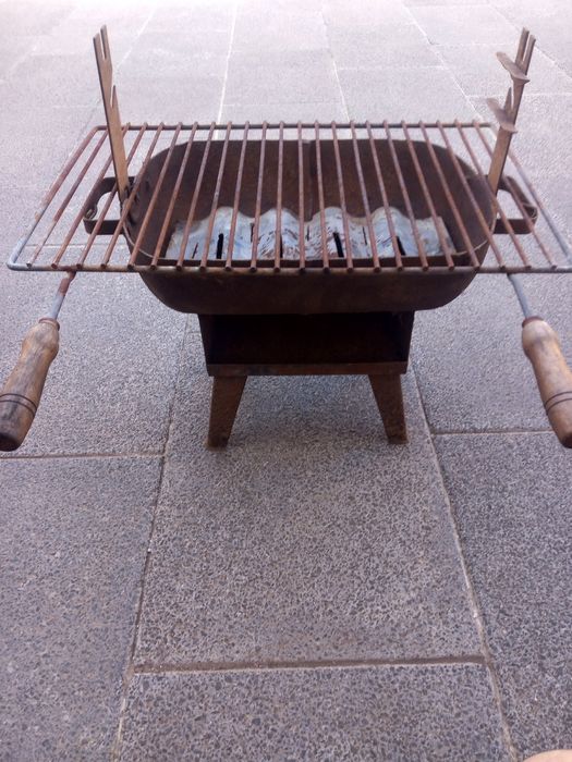 Grelhador a carvão + acessórios