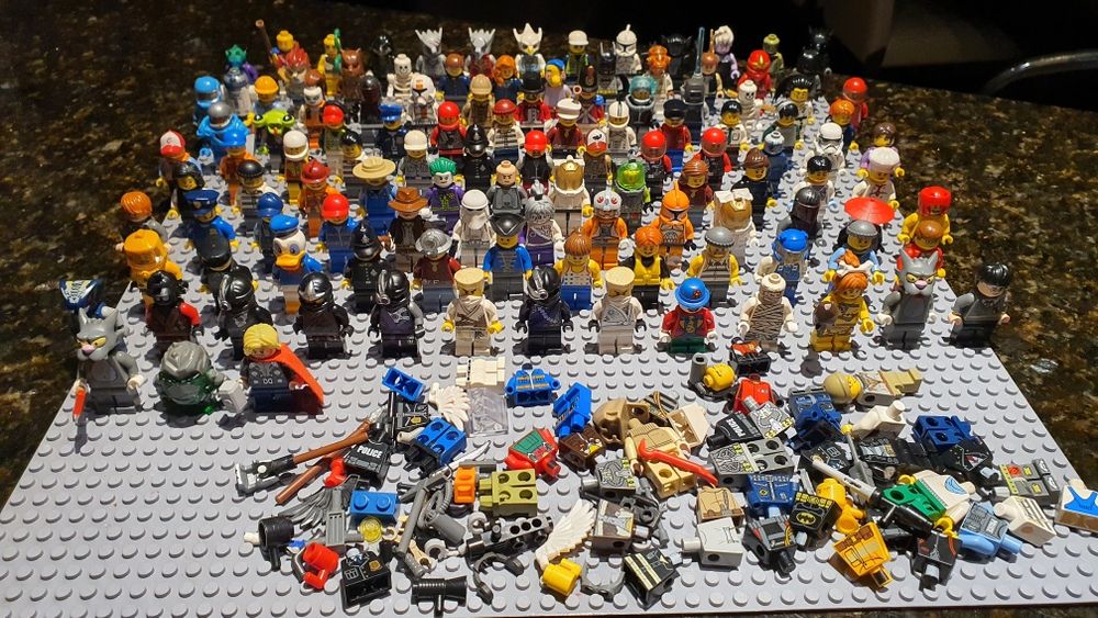 116 oryginalnych figurek lego + akcesoria.