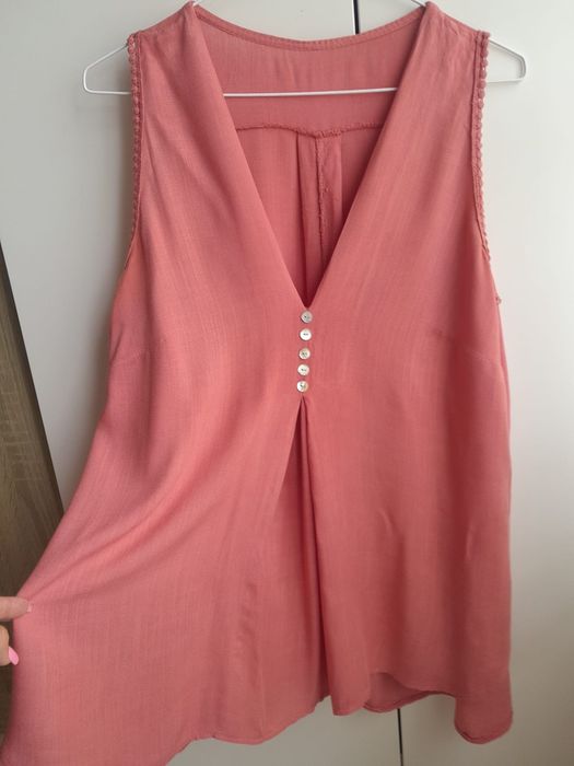 Blusa sem mangas de cor coral