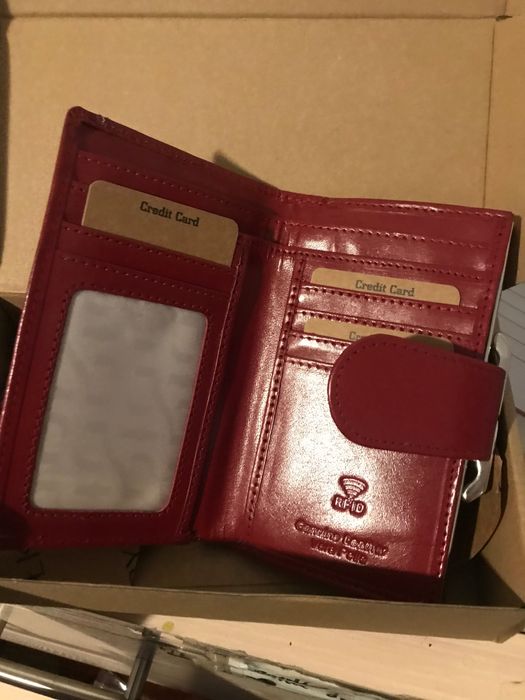 nowy skórzany portfel