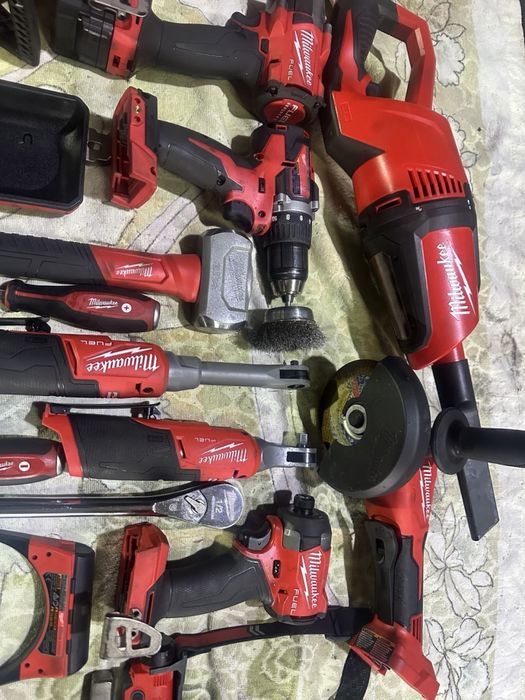 Акумуляторний інструмент Milwaukee