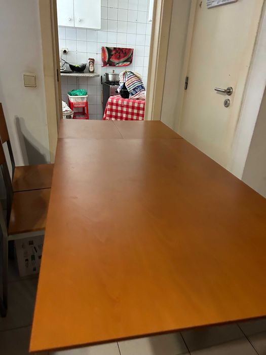 Mesa de Jantar castanha e cinzenta com 4 cadeiras