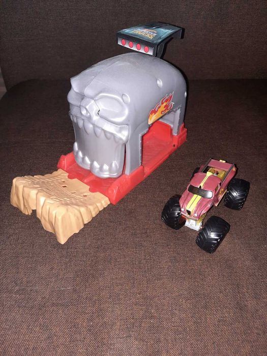 Трек  Hot Wheels  монстры с машиной