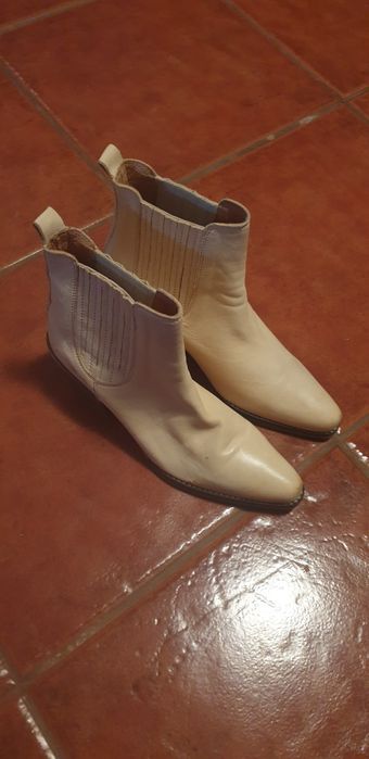 Botas bege usadas