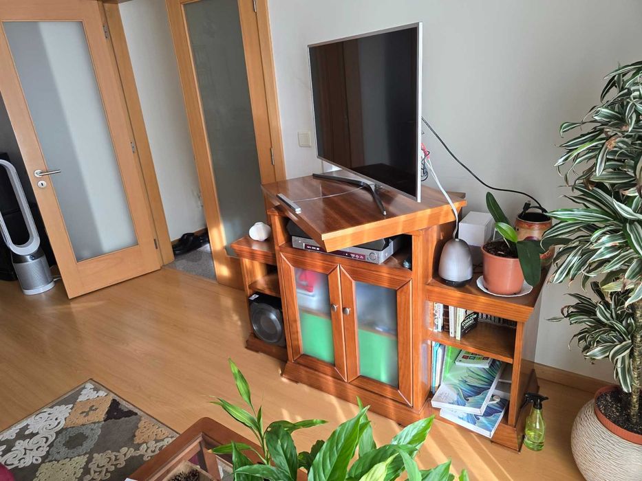 Móvel de TV em Madeira Maciça – Plataforma Extensível e Giratória