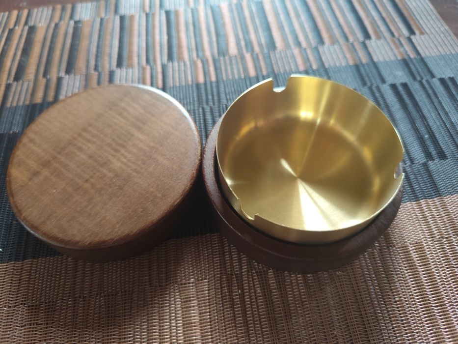 Cinzeiro em madeira e metal fechado