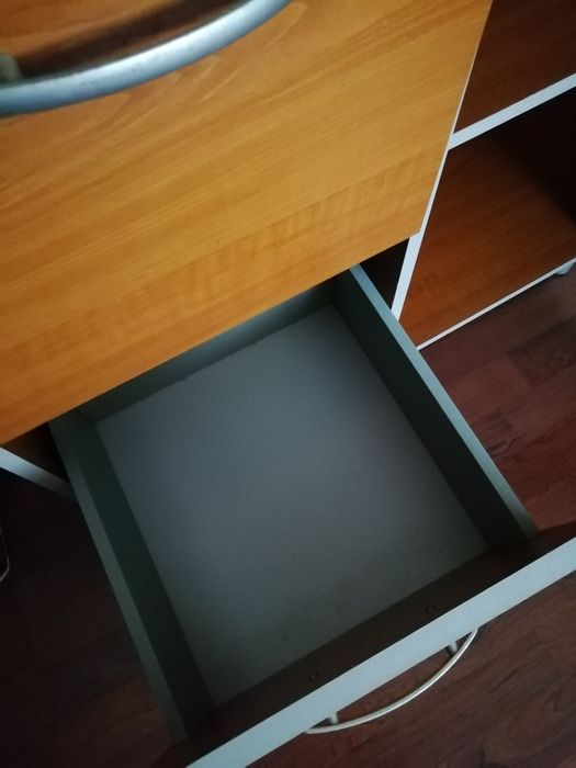 Móvel castanho e cinza