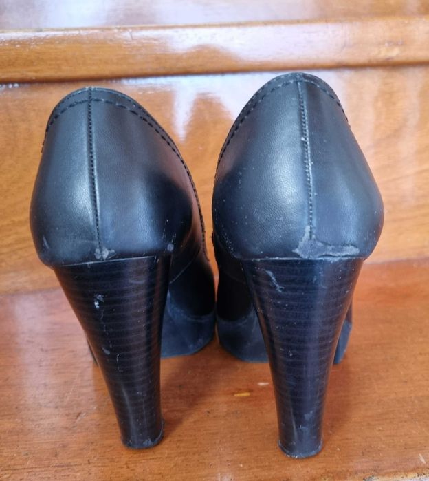 Sapatos pretos compensados Deichmann