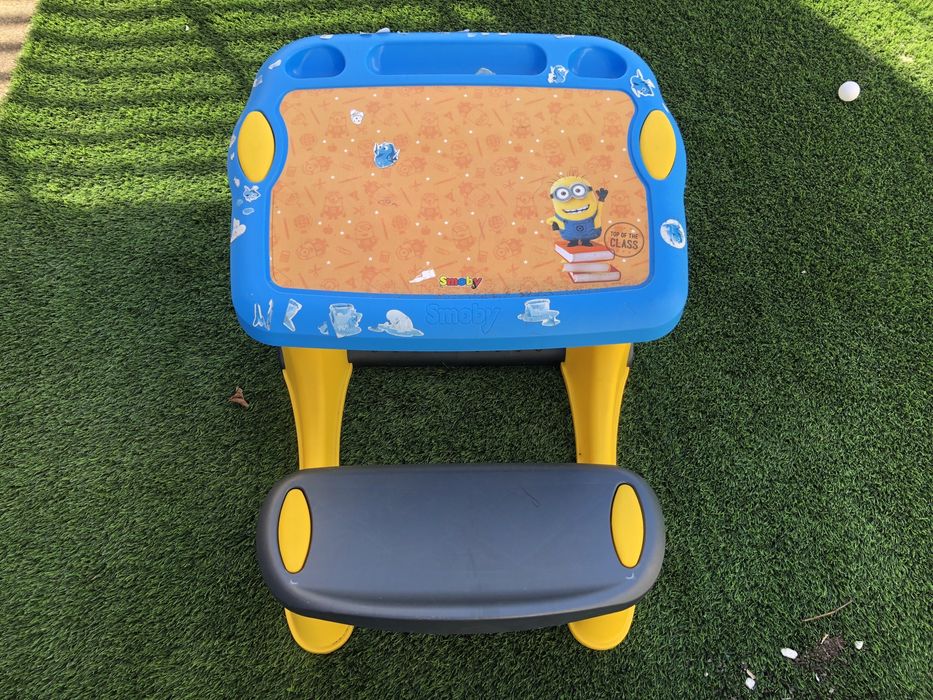 Brincar ou estudar numa mesa de apoio