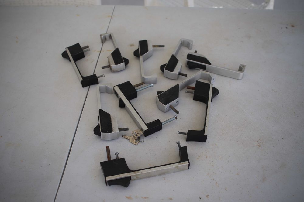 Vende-se 13 Fechos para janela de aluminio deslizante