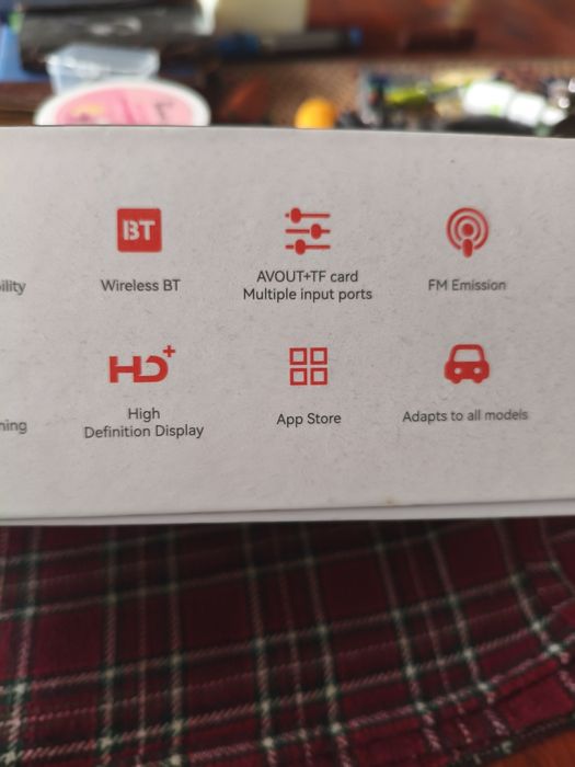 Ekran multimedialny z androidem.