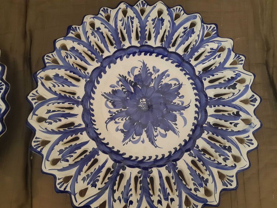 Prato decorativo porcelana Alcobaça, como novo, diâmetro 38cm