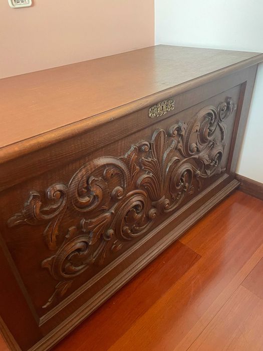 Arca em Madeira Maciça Entalhada — Peça Decorativa