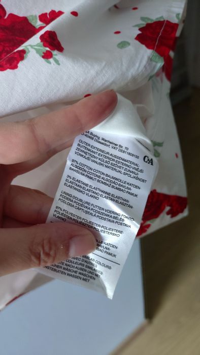 Biała bawełniana sukienka w kwiaty mini z bufiastymi rękawami