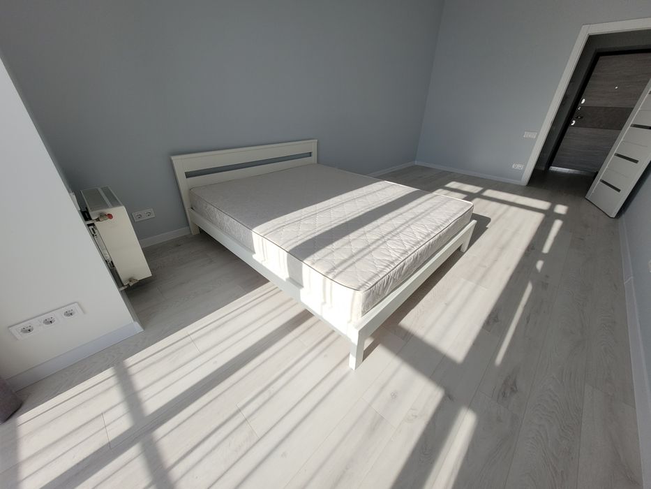 Ліжко двоспальне .матеріал дерево. Ліжко біле