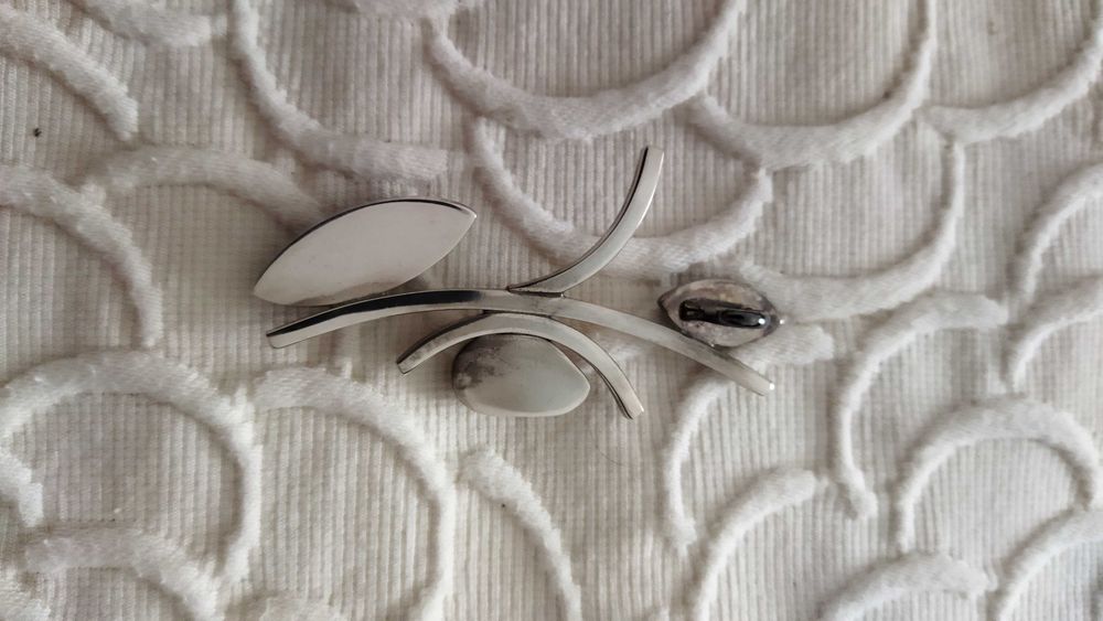 Pendente em prata, onix e madrepérola