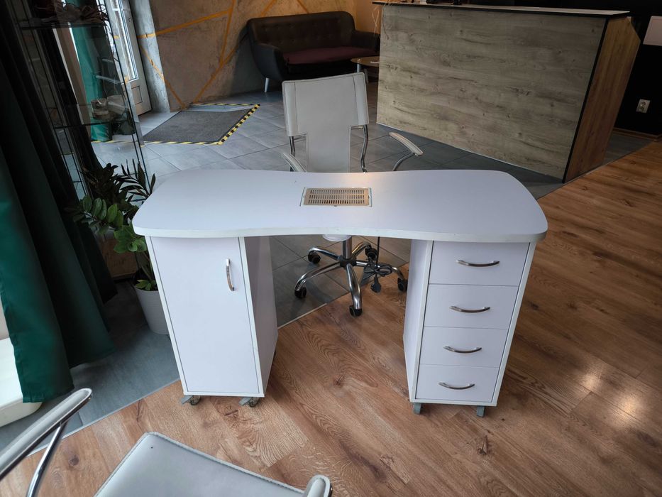 Stolik/biuro kosmetyczne do manicure