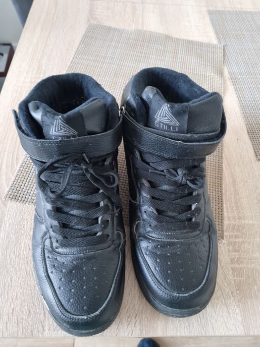 Зимові кросівки на підлітка в хорошому стані , довжина устілки 25 см