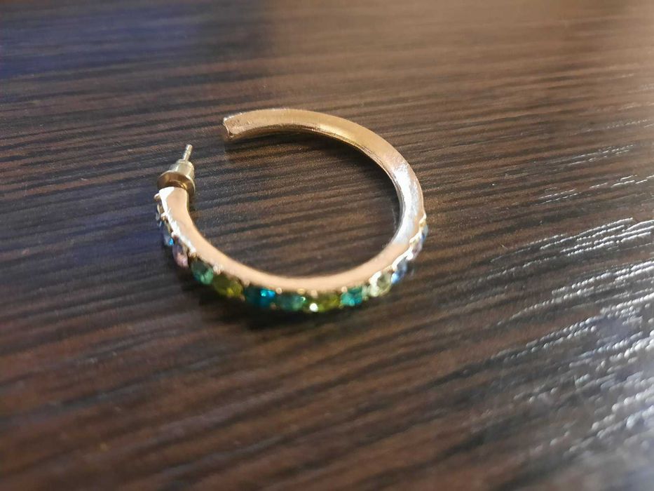 Одна сережка кольцо с разноцветными камушками серьги бижутерия