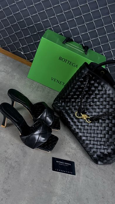Мюлі та сумка від Bottega Veneta