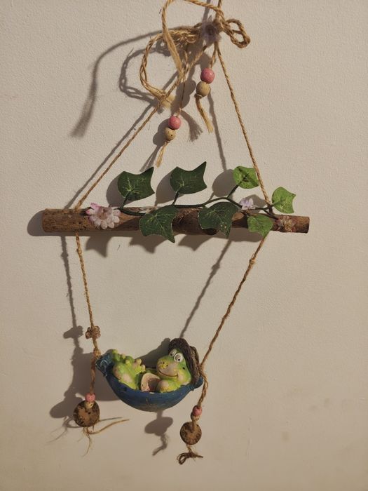 Piękna stara dekoracyja żaba na hamaku