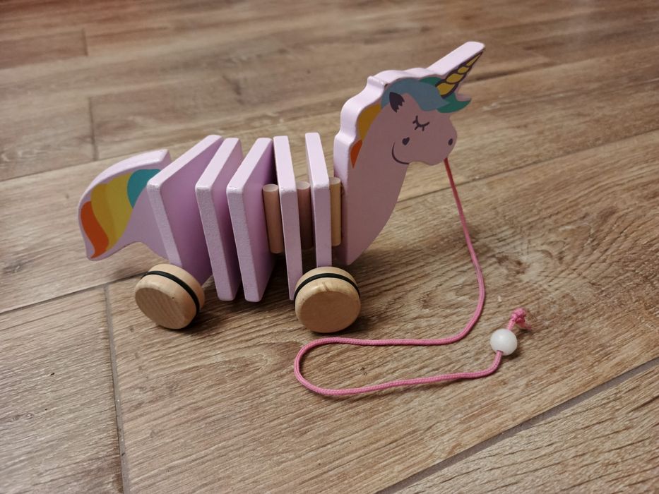 Koń konik pekaz drewniany do ciągnięcia dla dzieci różowy