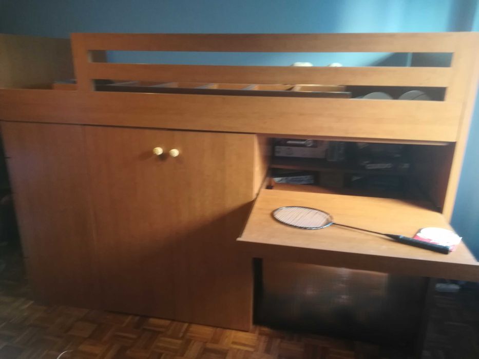 Cama com armário, gavetas e secretária