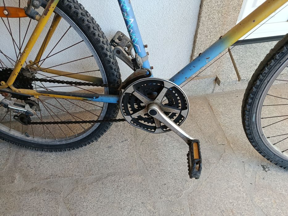 Bicicleta antiga com assento muito antigo