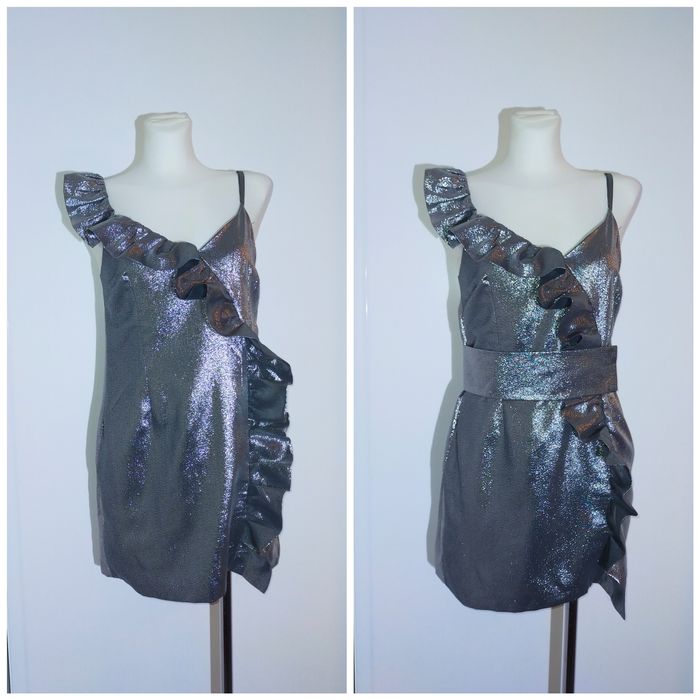 Sukienka mini srebrna błyszcząca falbana 36 S