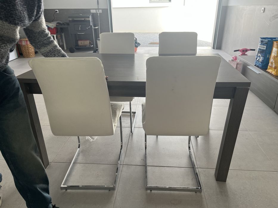 Mesa de jantar e 4 cadeiras Conforama