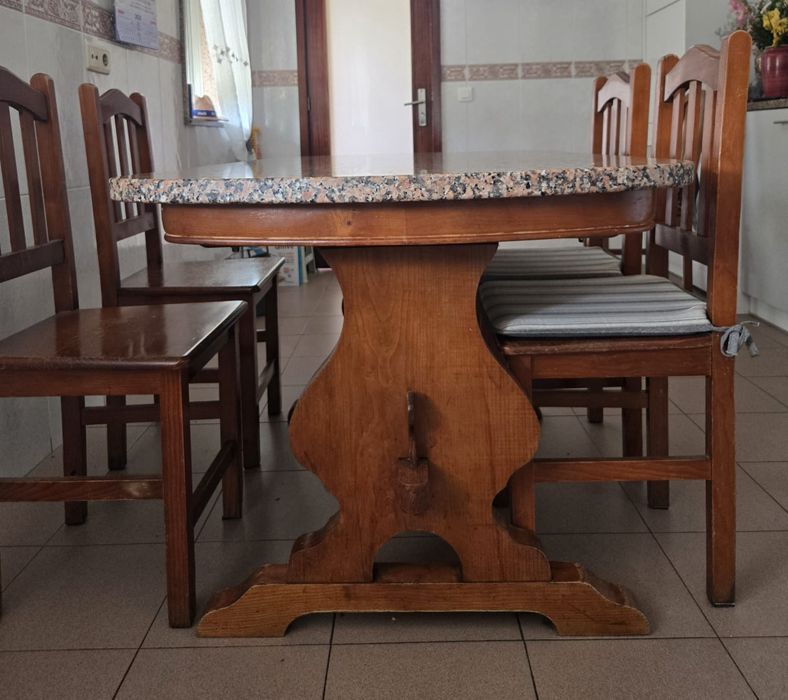 Mesa de cozinha + 4 cadeiras - Estrutura de madeira e tampo de granito rosado