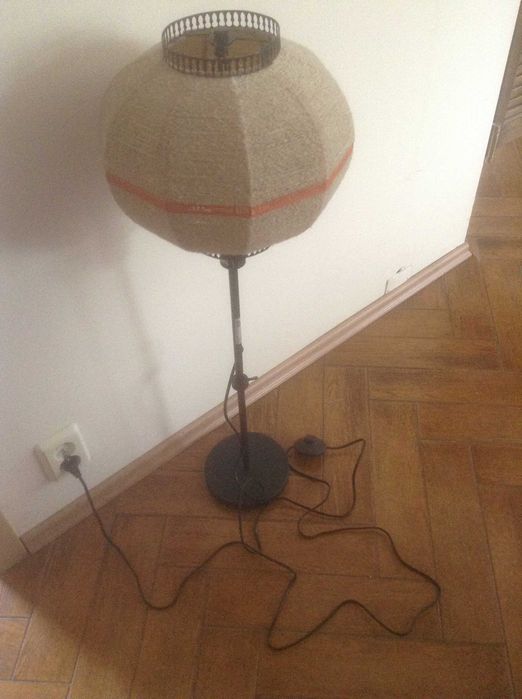 Lampa stojąca podłogowa