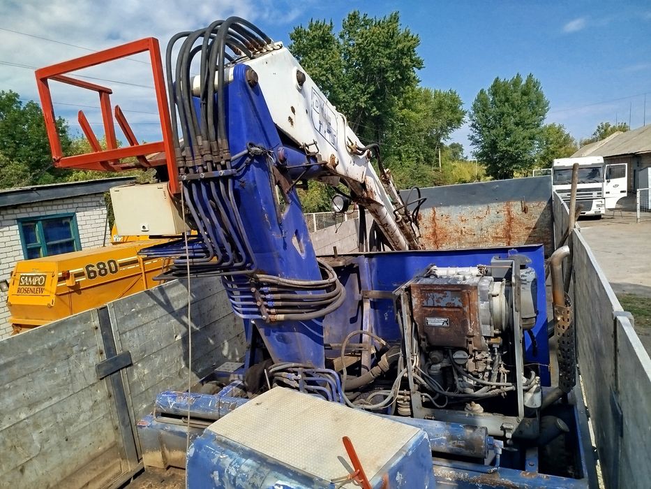 Продам Бортовий напівпричеп з краном-маніпулятора. Манипулятор