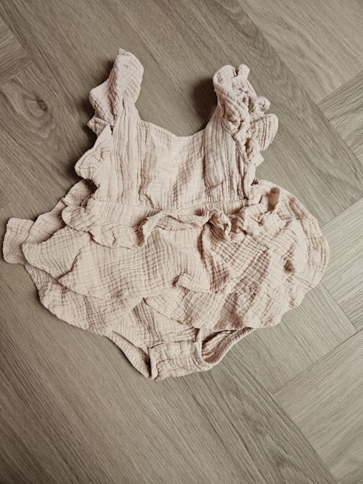Body jak sukienka, z falbanami r.74