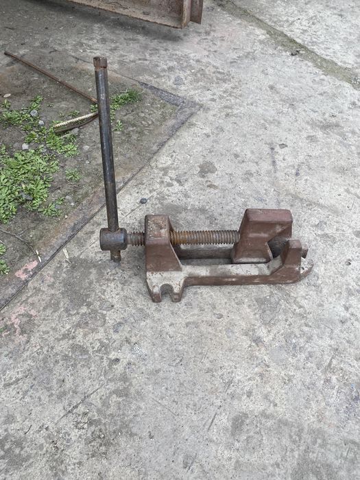Продам лещата(тиски) для труб