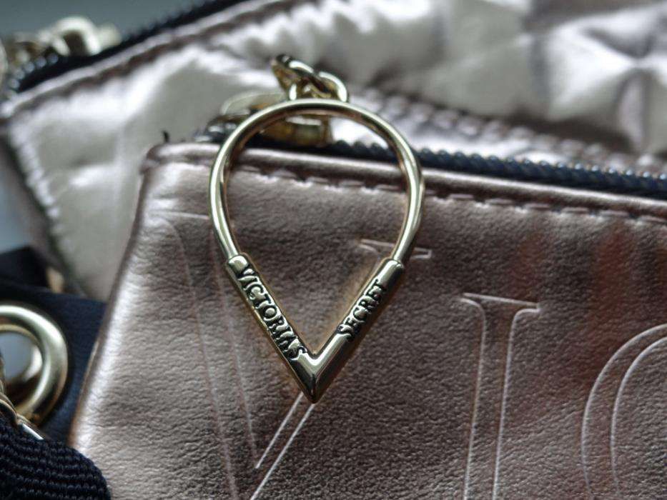 Victoria's Secret dwie nowe kosmetyczki złote