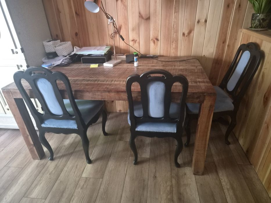 Duży drewniany stół