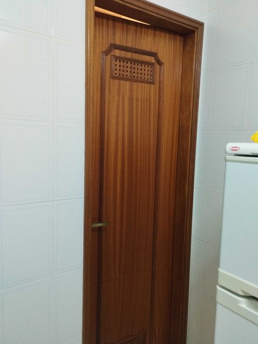Porta castanho madeira maciça