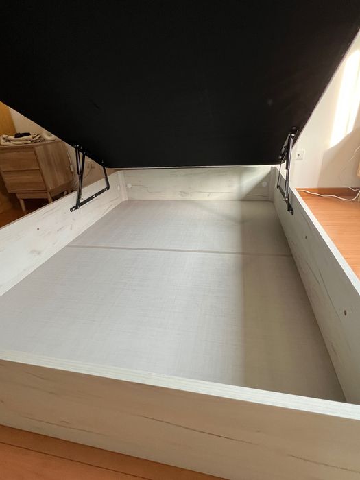 Cama com arrumação + colchão 140 cm – Como novo!