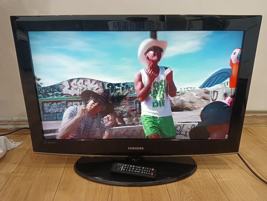 32 calowy telewizor LCD Samsung z pilotem