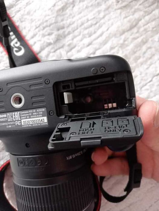 Máquina Canon 1300 D